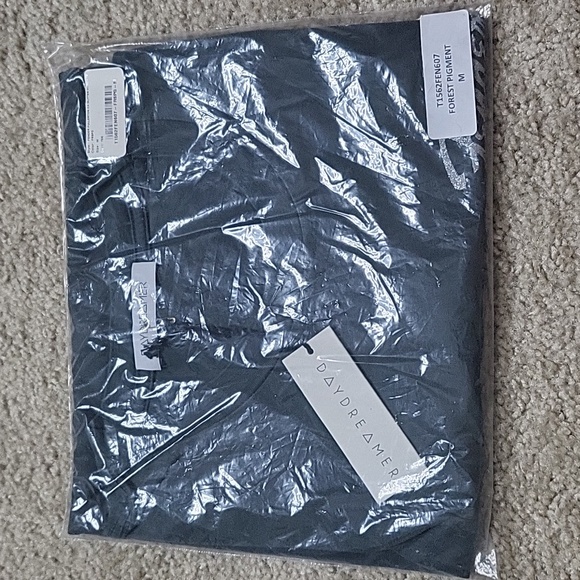 NWT Daydreamer Fender Fullerton CA Glitter Merch Tee in Forest Pigment - Picture 5 of 9